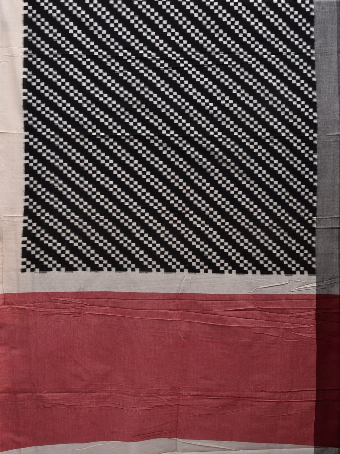 Black and White Pochampally Double Ikat Cotton Handloom Saree with Diagonal Design i0704