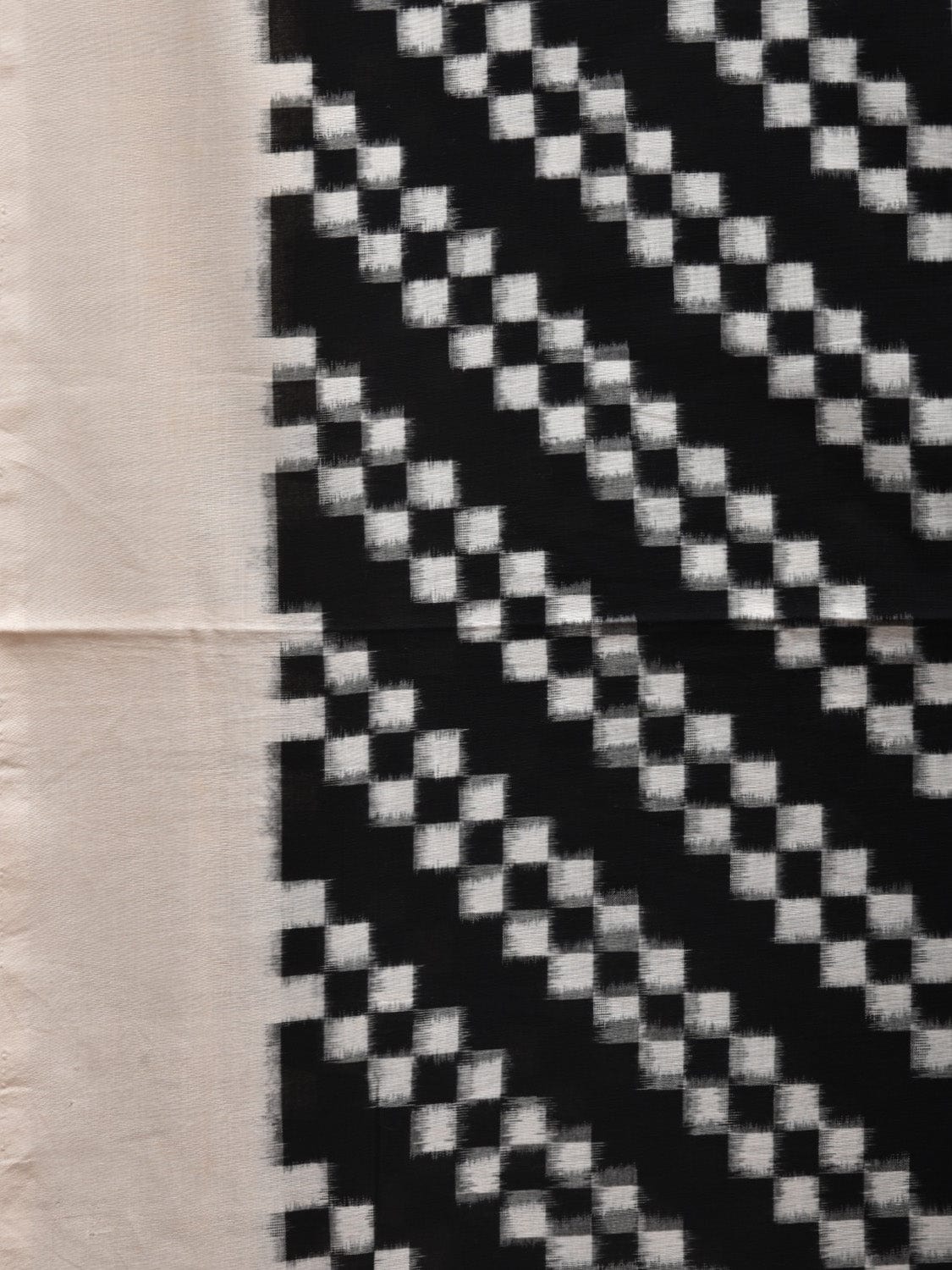 Black and White Pochampally Double Ikat Cotton Handloom Saree with Diagonal Design i0704