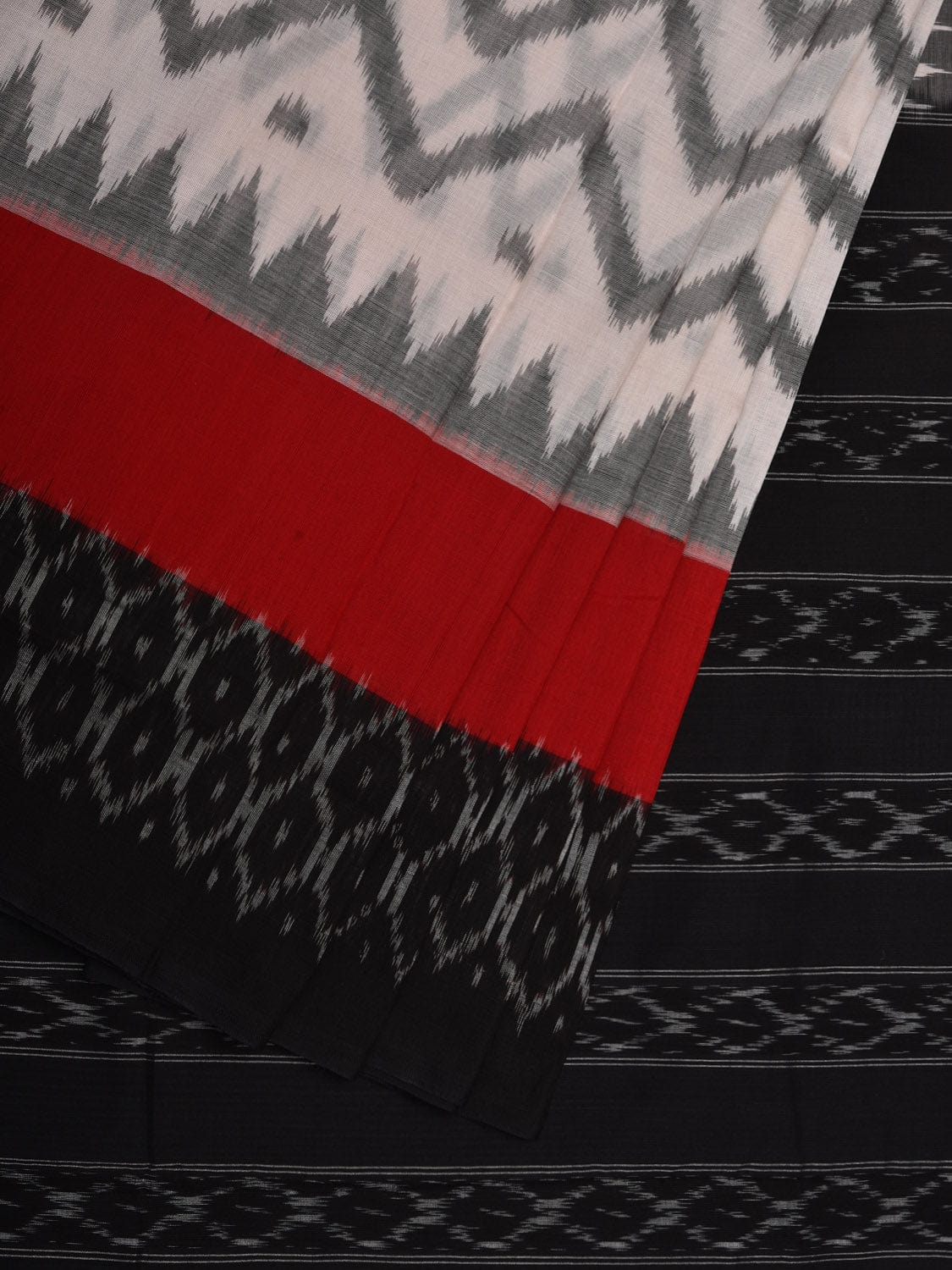 Black and White Pochampally Ikat Cotton Handloom Saree with Zig-Zag Design i0686