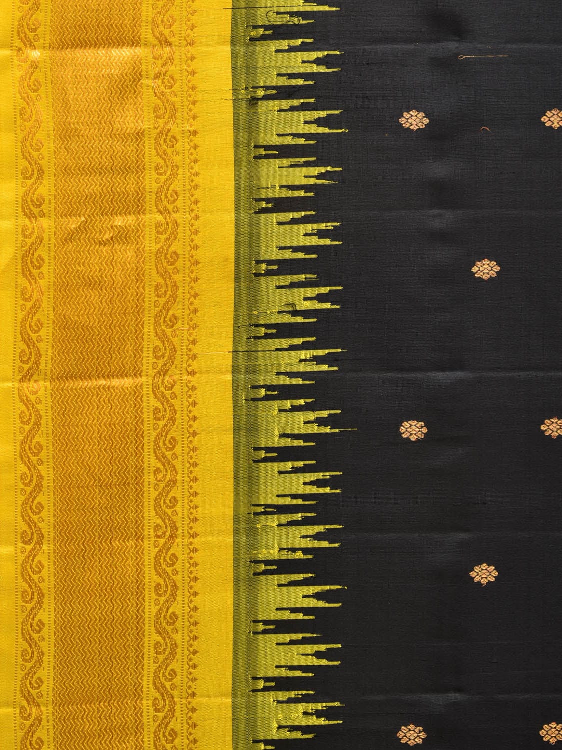 Black and Yellow Gadwal Silk Handloom Saree with Mango Pallu Design g0331