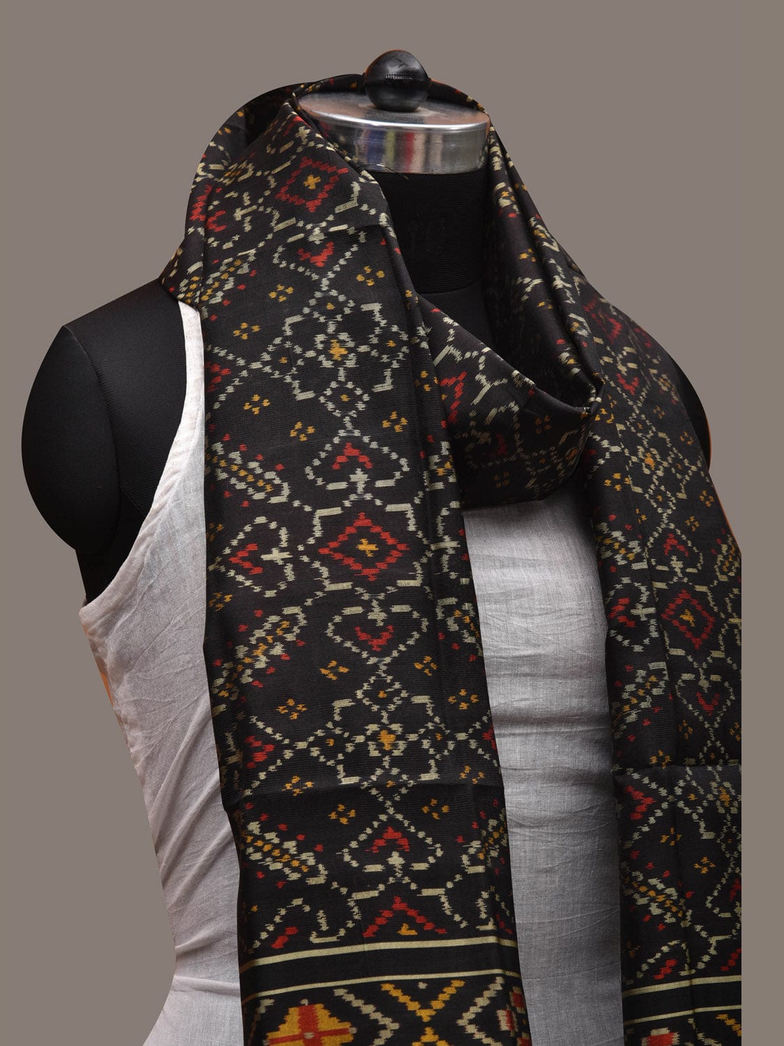 Black Pochampally Ikat Silk Handloom Dupatta with Grill Design ds2722