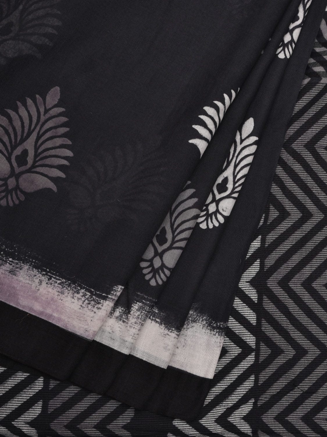 Black Printed Cotton Handloom Saree with Body Buta and Zig-Zag Pallu Design o0308