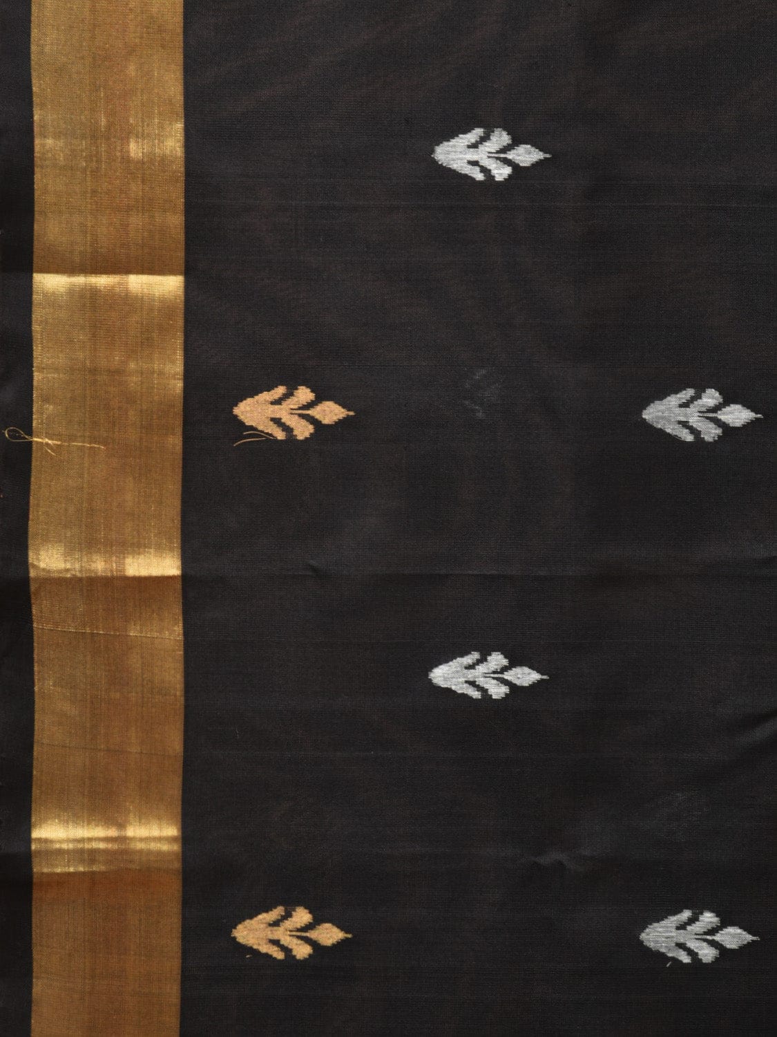Black Uppada Silk Handloom Saree with Floral Pallu Design u2192