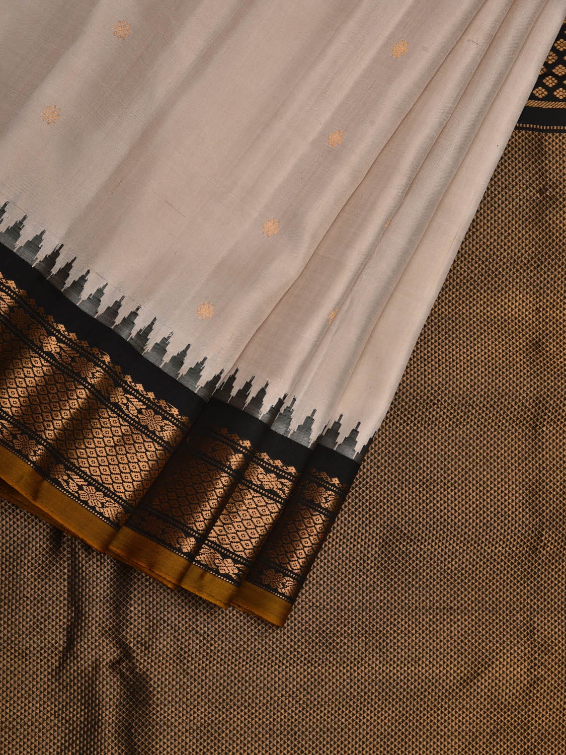Cream and Black Gadwal Silk Handloom Saree with Mango Pallu Design g0296