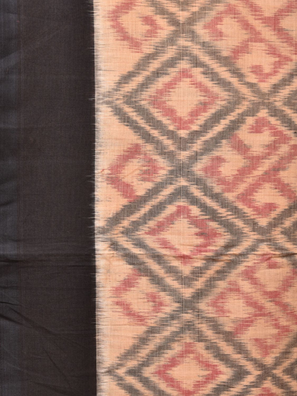 Cream and Black Pochampally Ikat Cotton Handloom Saree with All Over Grill and Peacock Pallu Design i0789