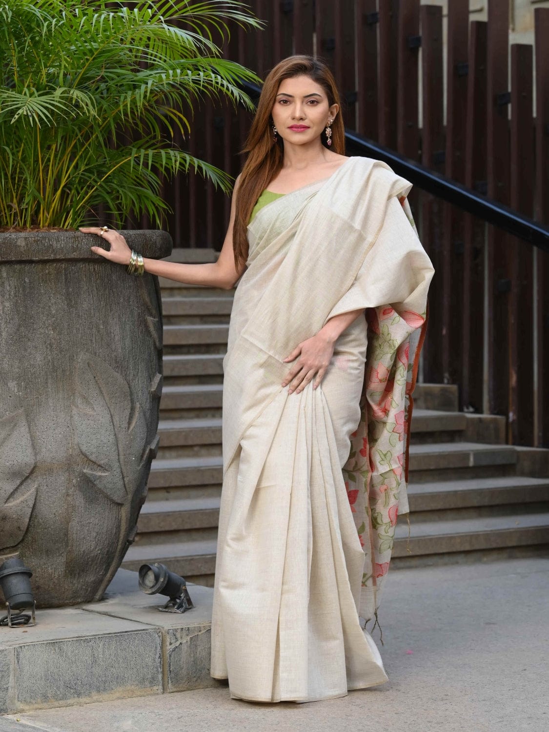 Cream and Red Dhakai Jamdani Cotton Viscose Saree with Floral Pallu Design dj0122