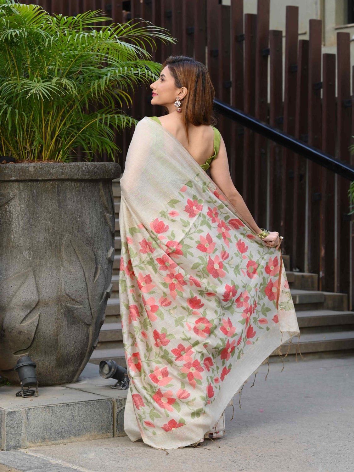 Cream and Red Dhakai Jamdani Cotton Viscose Saree with Floral Pallu Design dj0122