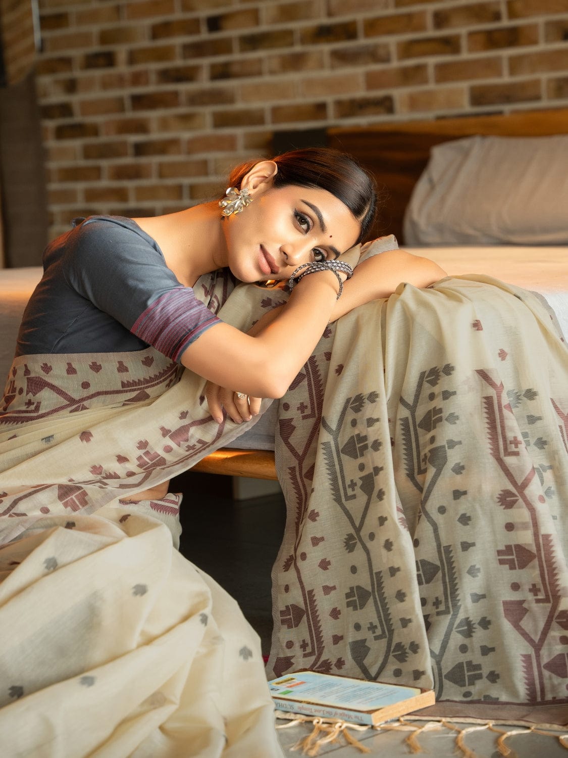 Cream Dhakai Jamdani Cotton Viscose Saree with Pallu and Border Design dj0118