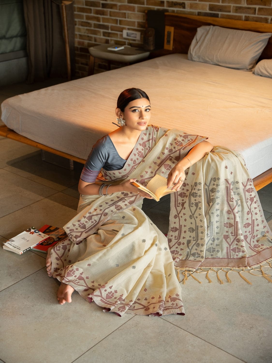 Cream Dhakai Jamdani Cotton Viscose Saree with Pallu and Border Design dj0118