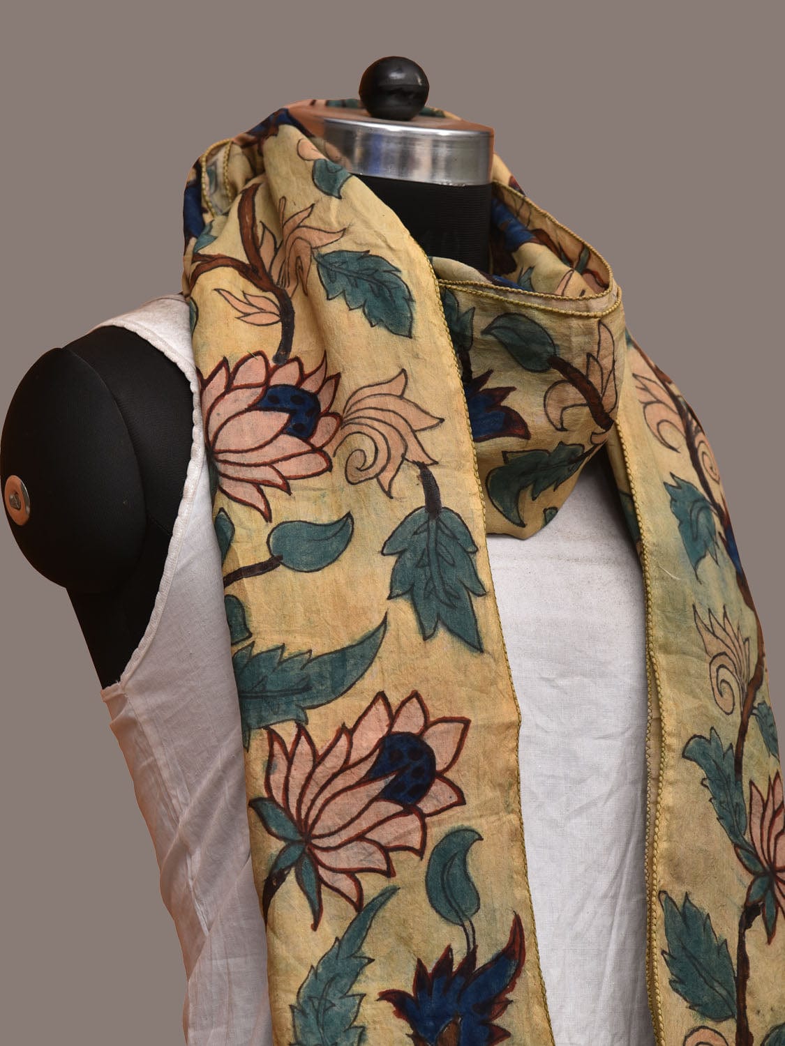 Cream Kalamkari Hand Painted Sico Handloom Stole with Lotus Flowers Design ds3199