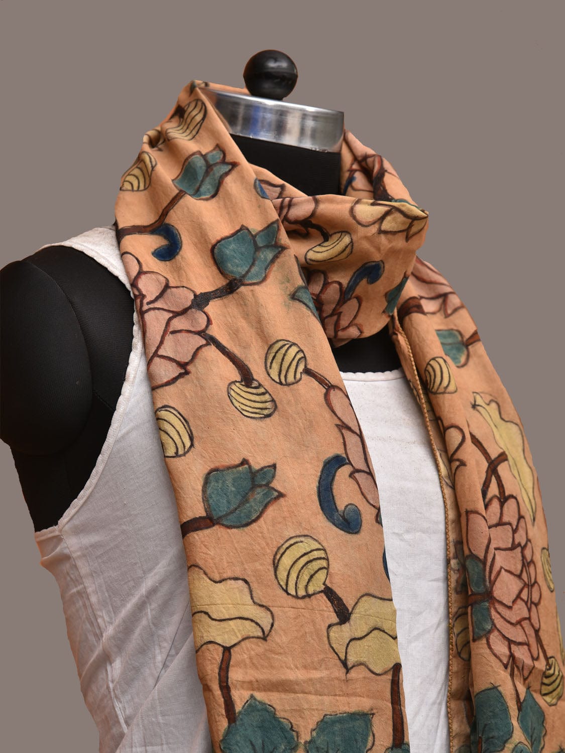 Cream Kalamkari Hand Painted Sico Handloom Stole with Lotus Flowers Design ds3201