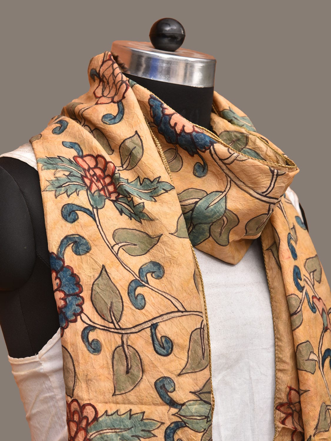 Cream Kalamkari Hand Painted Sico Stole with Floral Design ds3223