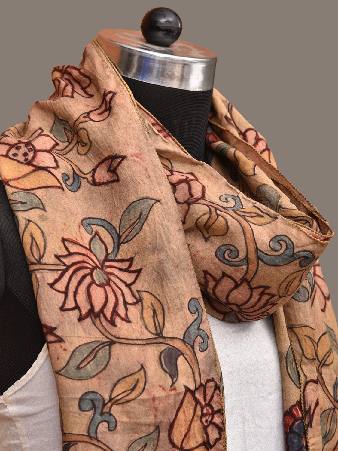 Cream Kalamkari Hand Painted Sico Stole with Floral Design ds3225