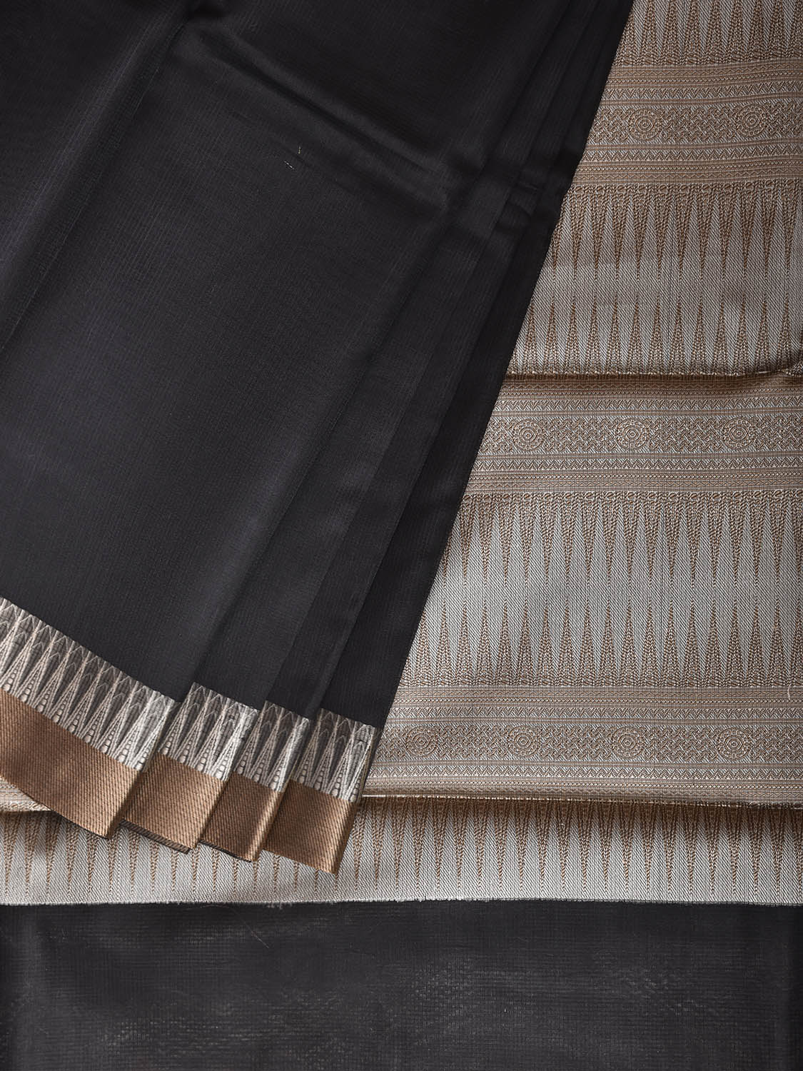Black and Light Grey Dhakai Jamdani Viscose Plain Saree with Pallu and Temple Border Design dj0281