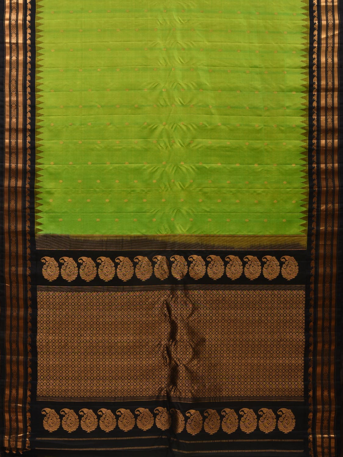 Green and Black Gadwal Silk Handloom Saree with Mango Pallu and Temple Border Design g0308