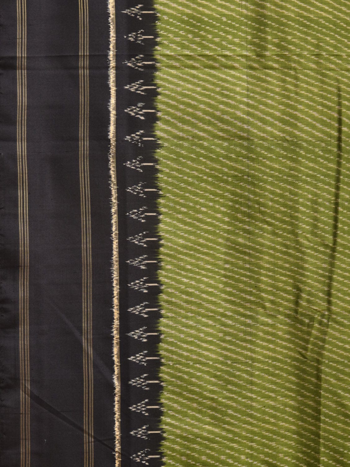 Green and Black Pochampally Ikat Silk Handloom Saree with Diagonal Design i0857
