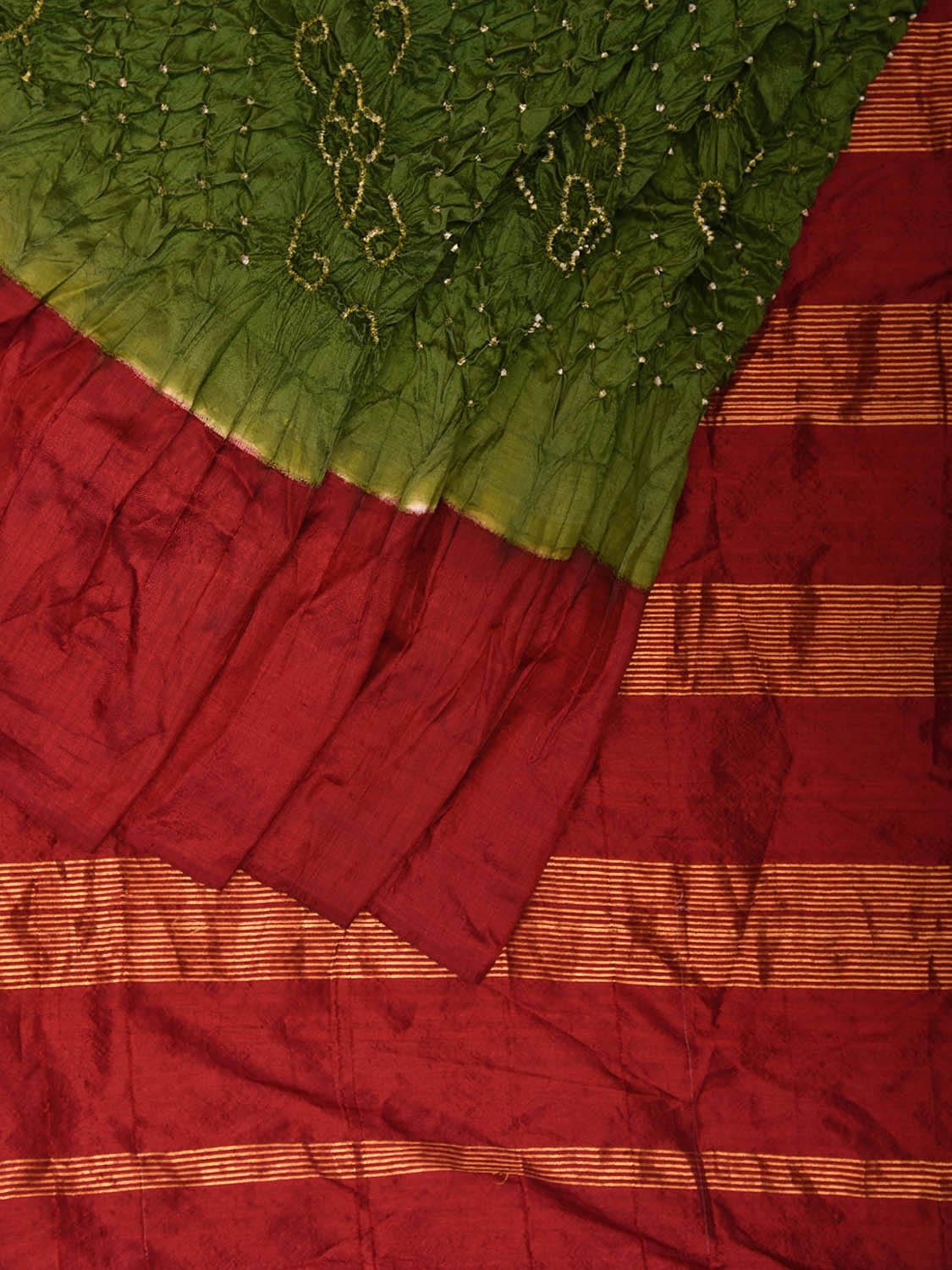 Green and Red Bandhani Gadwal Silk Handloom Saree with Disgonal and Strips Pallu Design bn0506