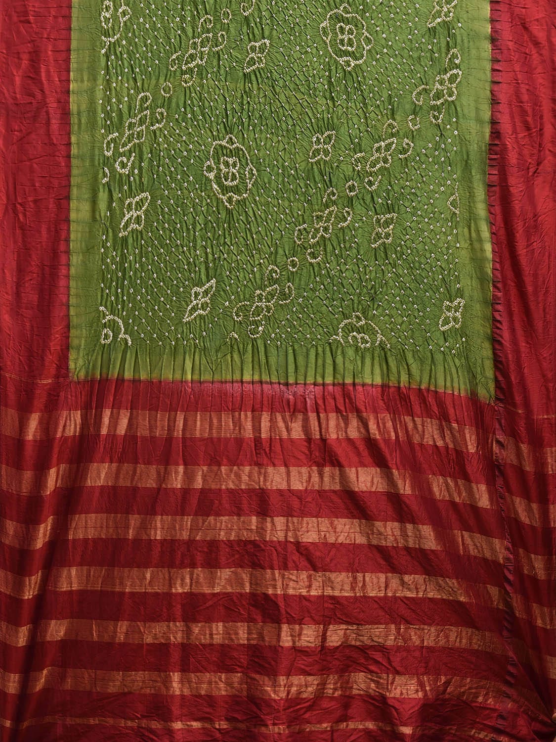 Green and Red Bandhani Gadwal Silk Handloom Saree with Disgonal and Strips Pallu Design bn0506