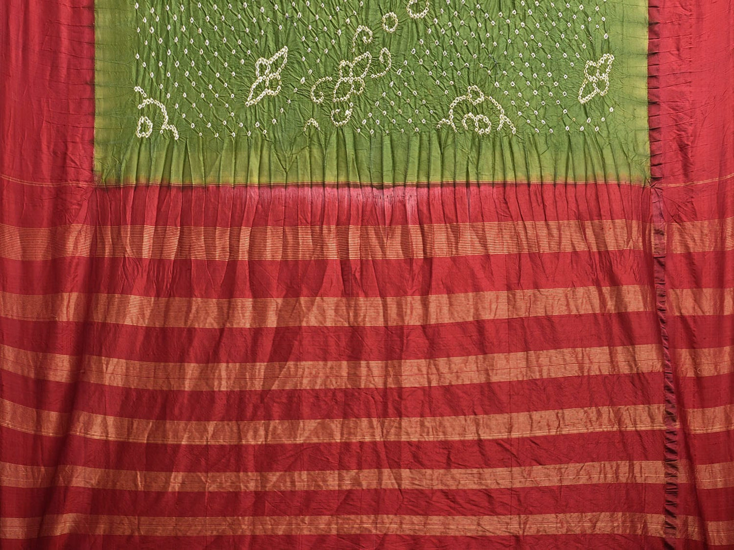 Green and Red Bandhani Gadwal Silk Handloom Saree with Disgonal and Strips Pallu Design bn0506
