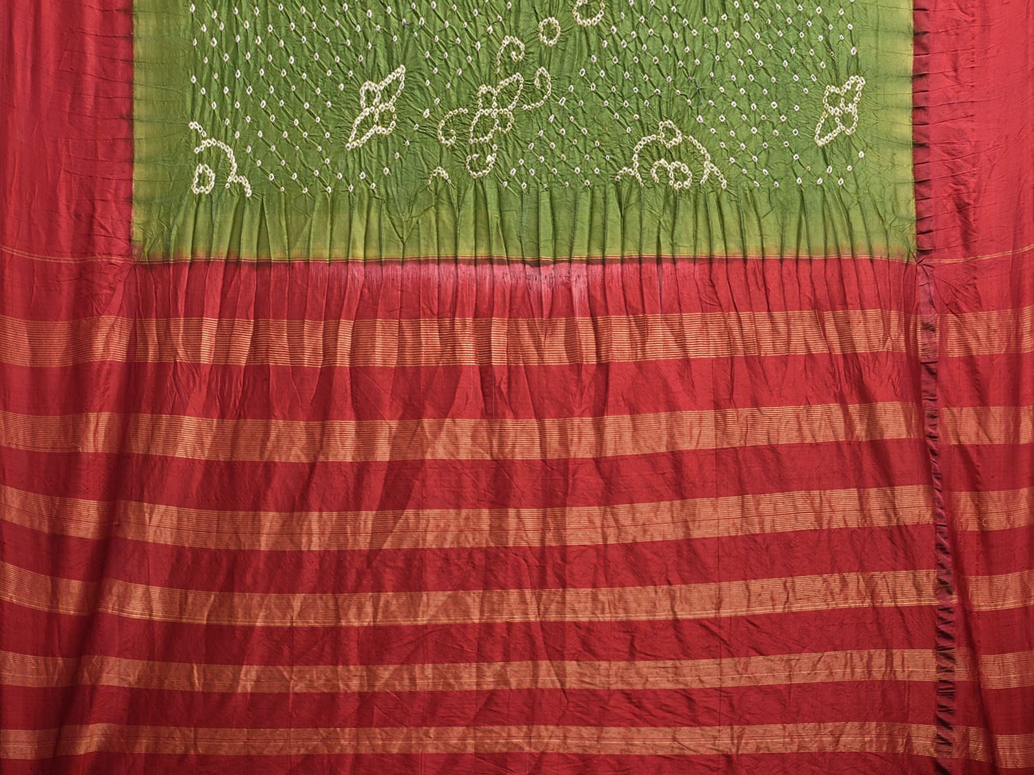 Green and Red Bandhani Gadwal Silk Handloom Saree with Disgonal and Strips Pallu Design bn0506