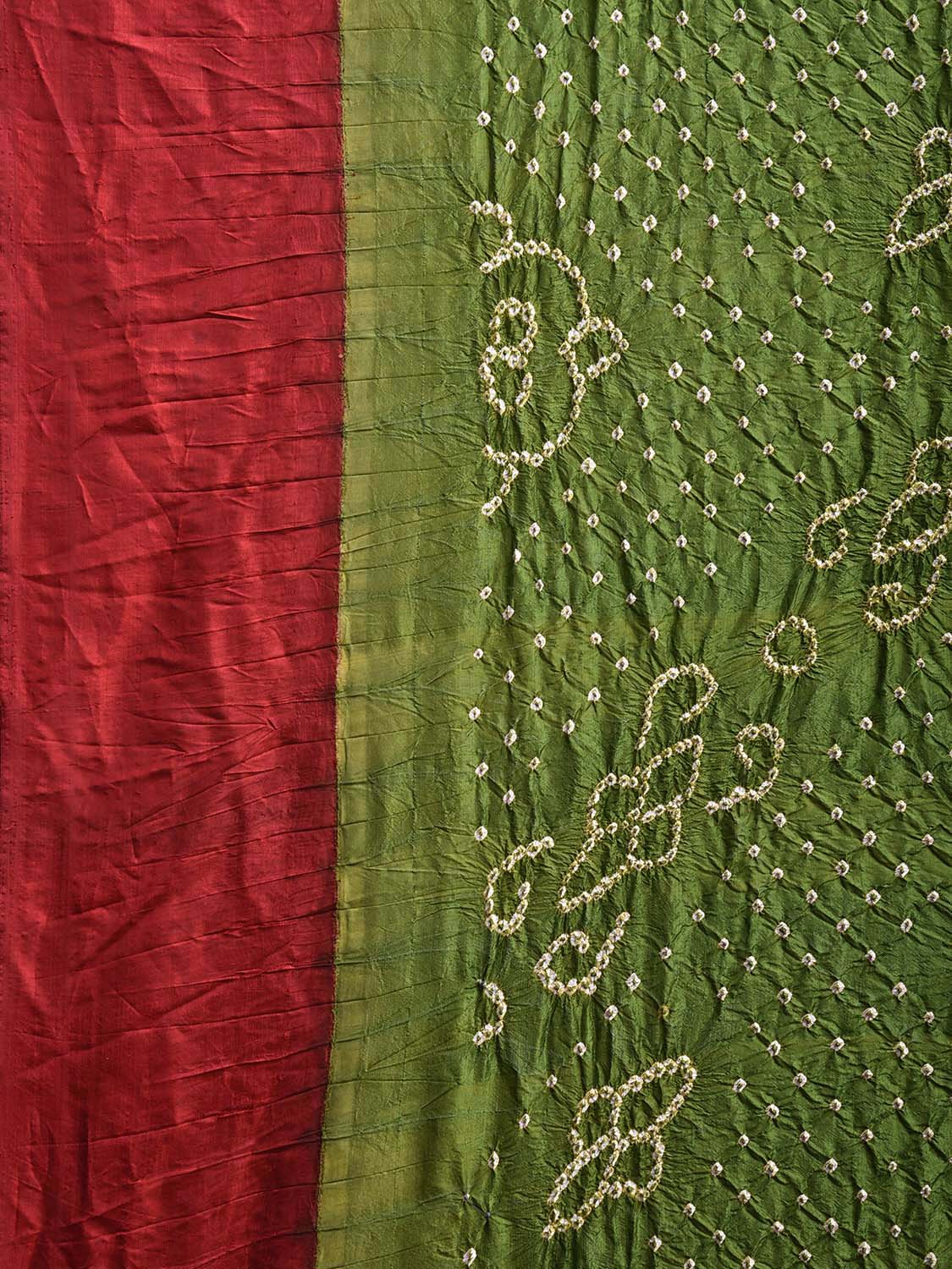 Green and Red Bandhani Gadwal Silk Handloom Saree with Disgonal and Strips Pallu Design bn0506