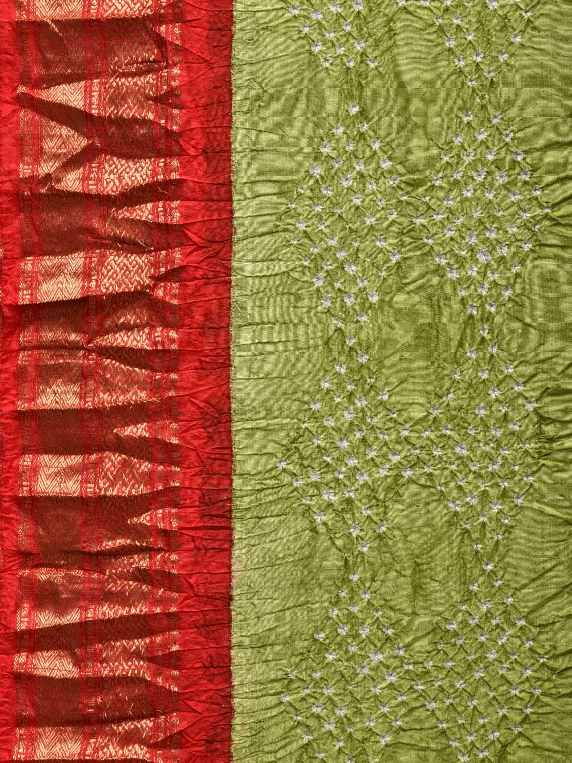 Green and Red Bandhani Gadwal Silk Handloom Saree with Mango Pallu Design bn0374