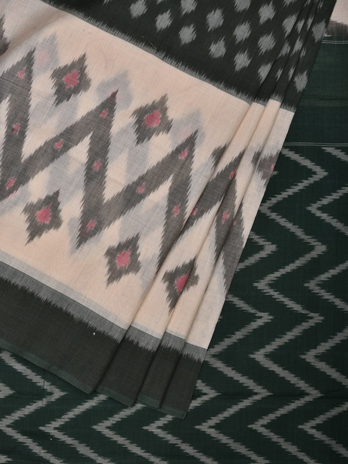 Green and White Pochampally Ikat Cotton Handloom Saree with Zig-Zag Design i0649