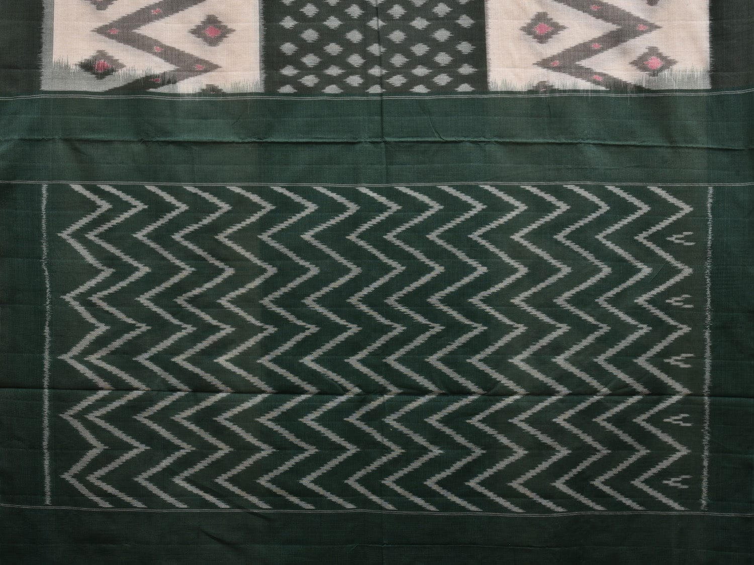 Green and White Pochampally Ikat Cotton Handloom Saree with Zig-Zag Design i0649