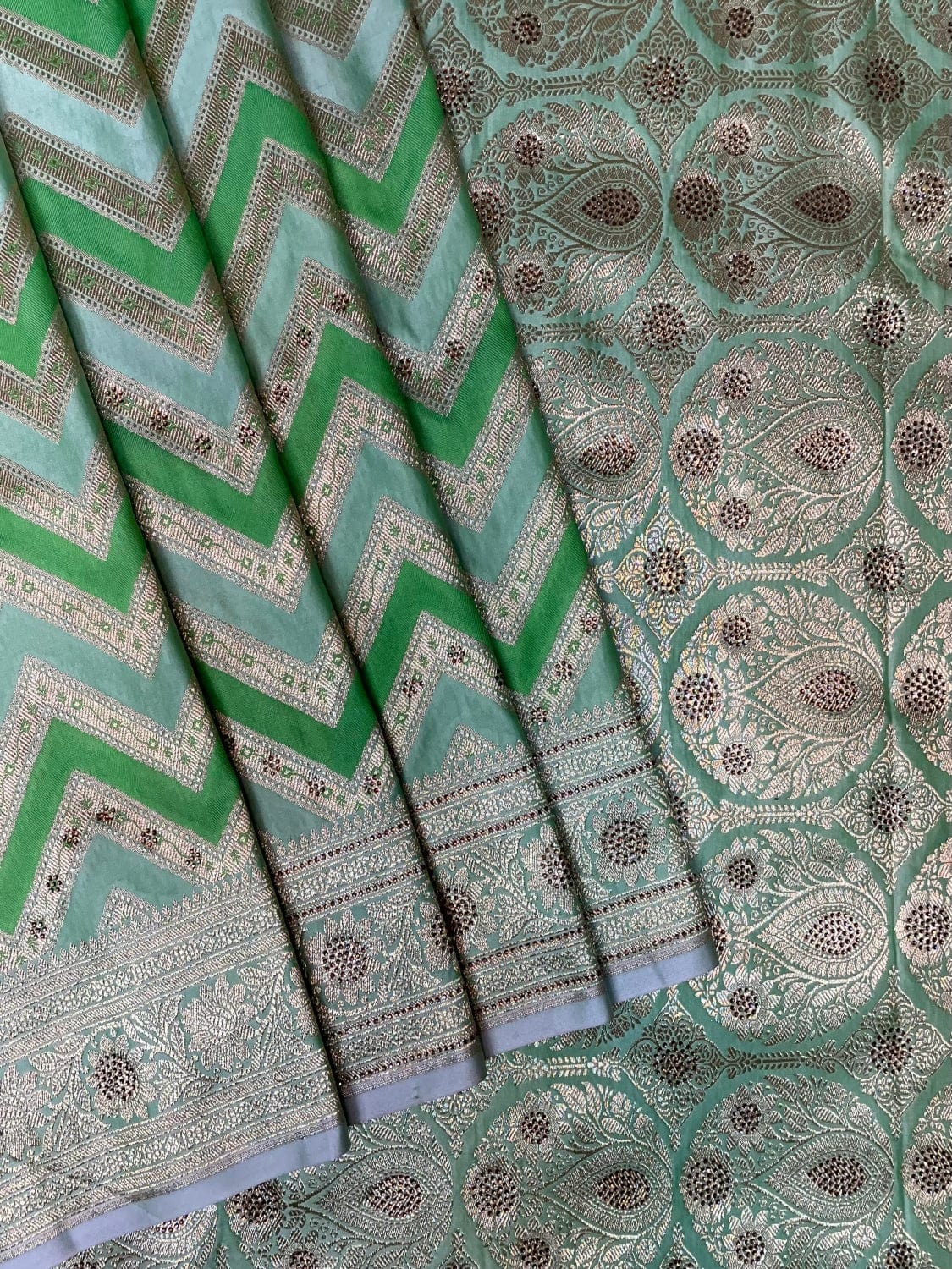 Green Banaras Katan Silk with Zari Lines with Intricate Border and Pallu Design b0377ds