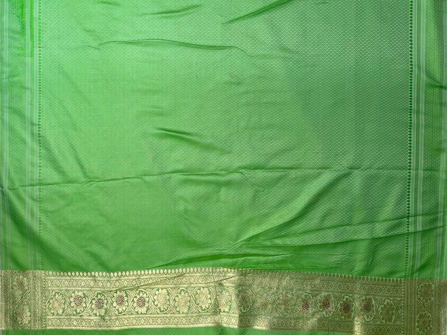 Green Banaras Katan Silk with Zari Lines with Intricate Border and Pallu Design b0377ds