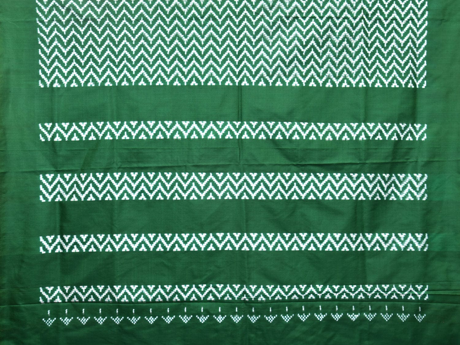 Green Pochampally Double Ikat Silk Handloom Saree with Zig-Zag Design i0751