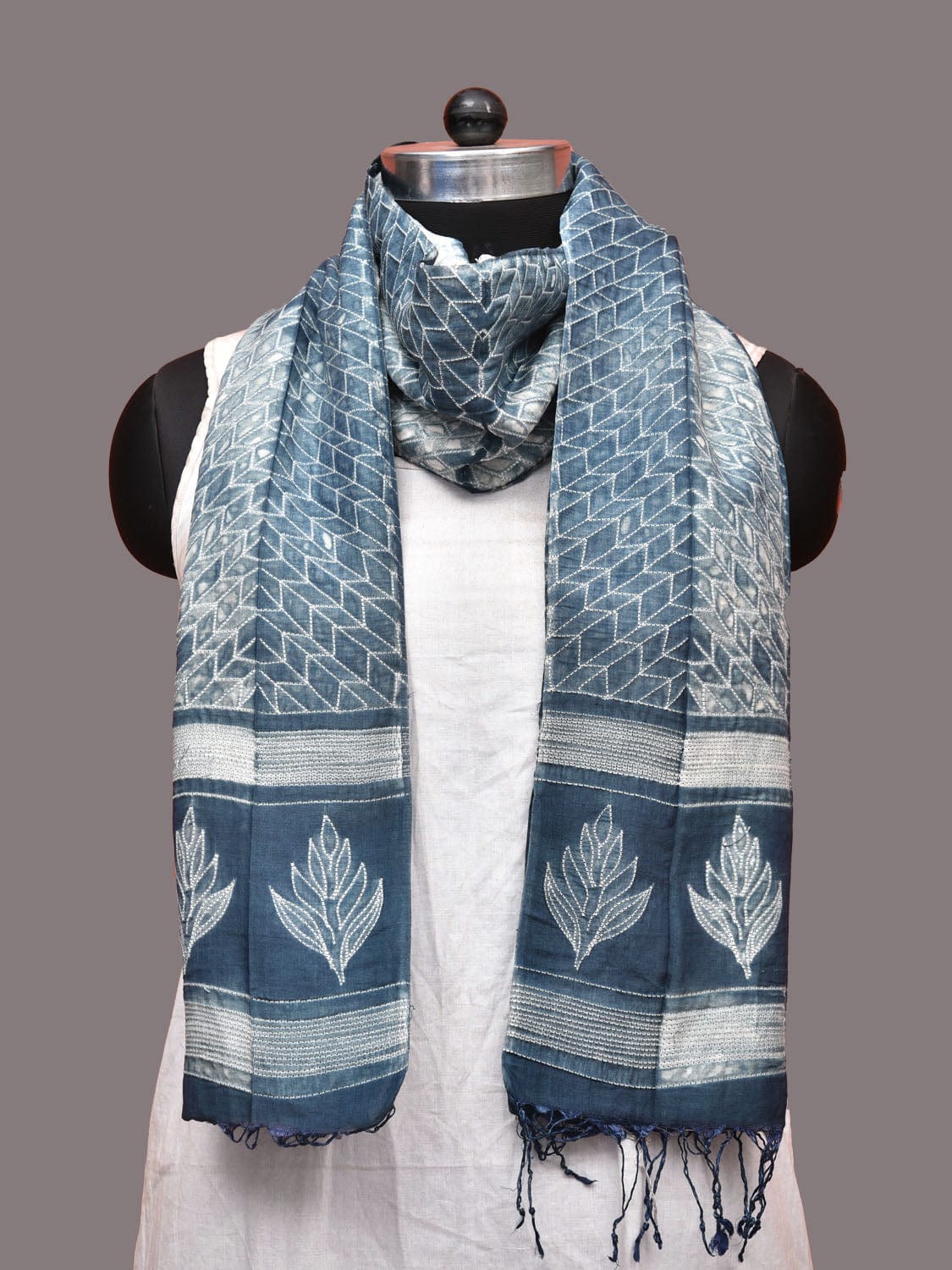 Grey Shibori Spun Silk Handloom Stole with Steps Design ds3229