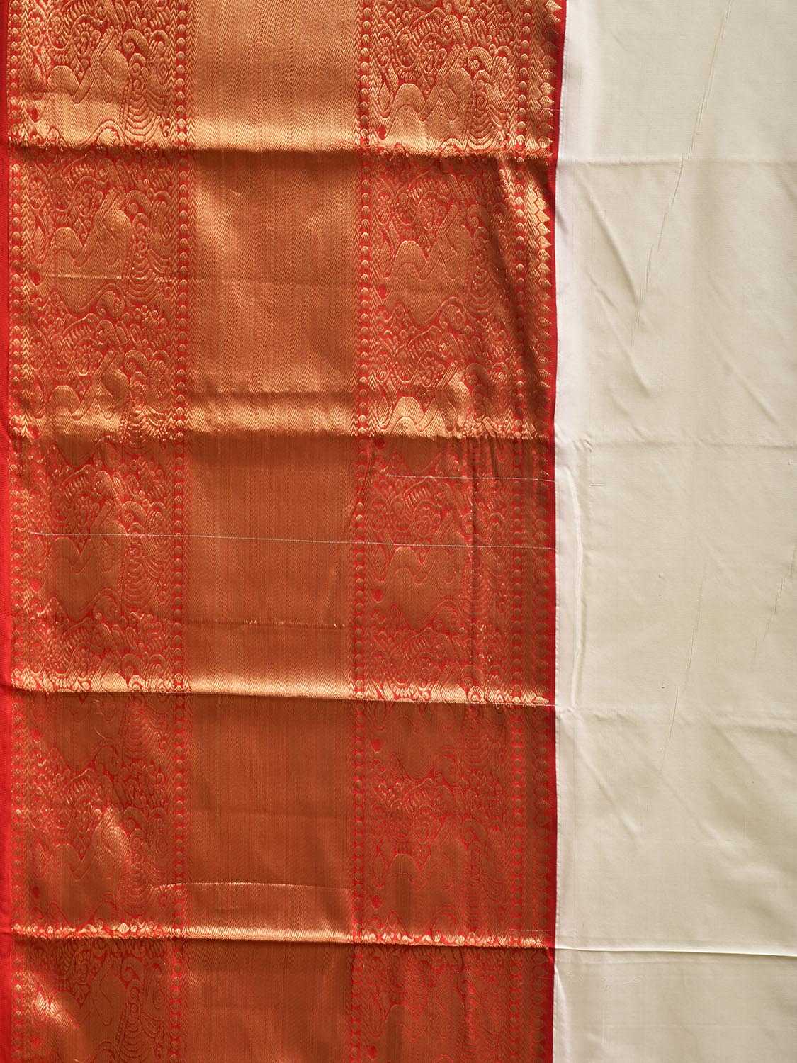 White and Red Kanchipuram Silk Plain Saree with Border and Pallu Design k1060