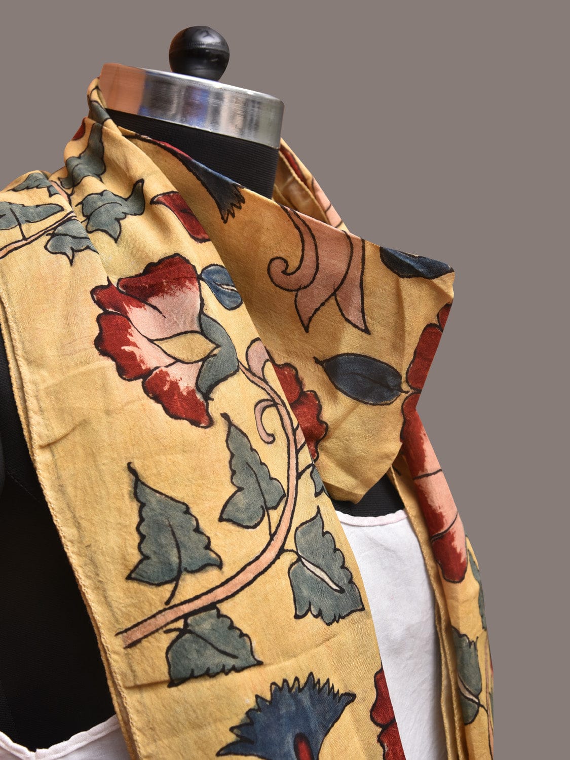 Light Yellow Kalamkari Hand Painted Sico Stole with Floral Design ds3394