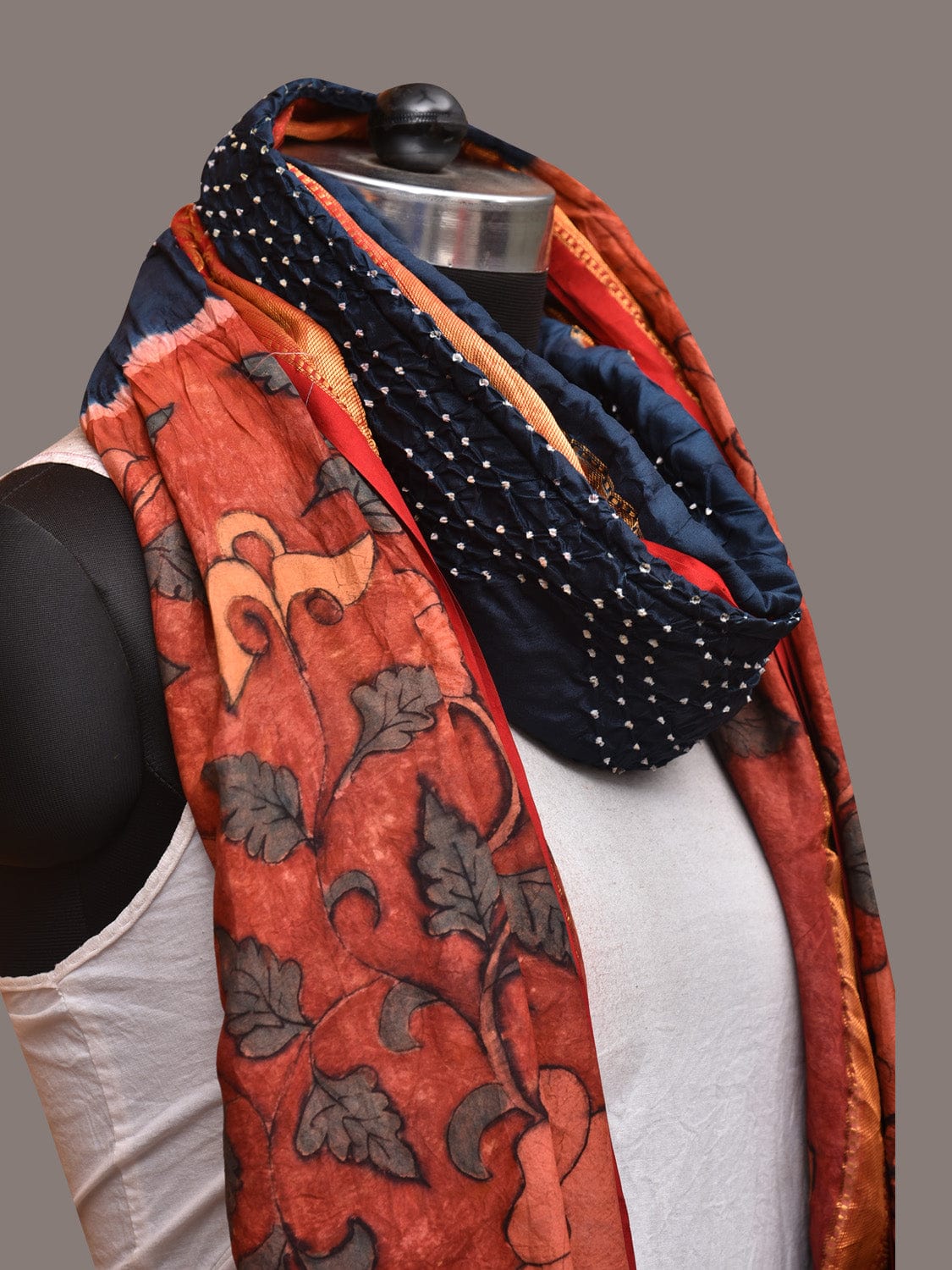 Navy and Red Bandhani Kanchipuram Silk Handloom Dupatta with Kalamkari Design ds3492