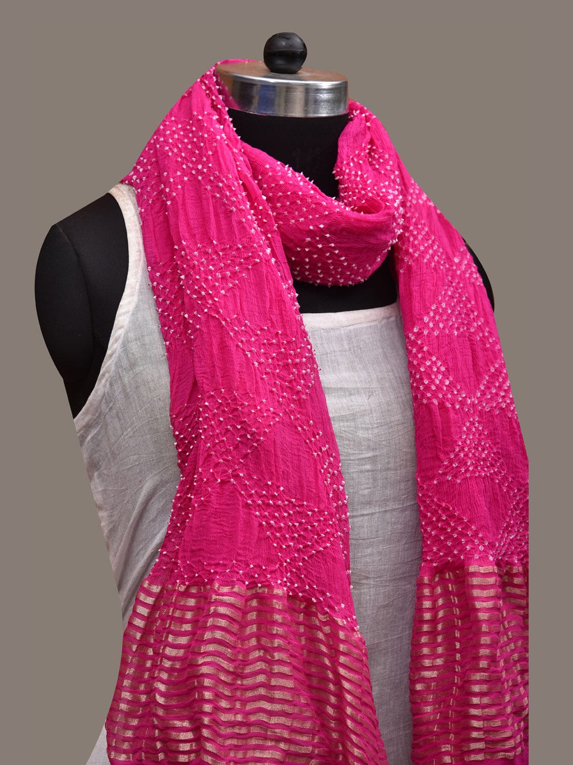 Pink Bandhani Chiffon Dupatta with Triangle and Zari Design ds2819