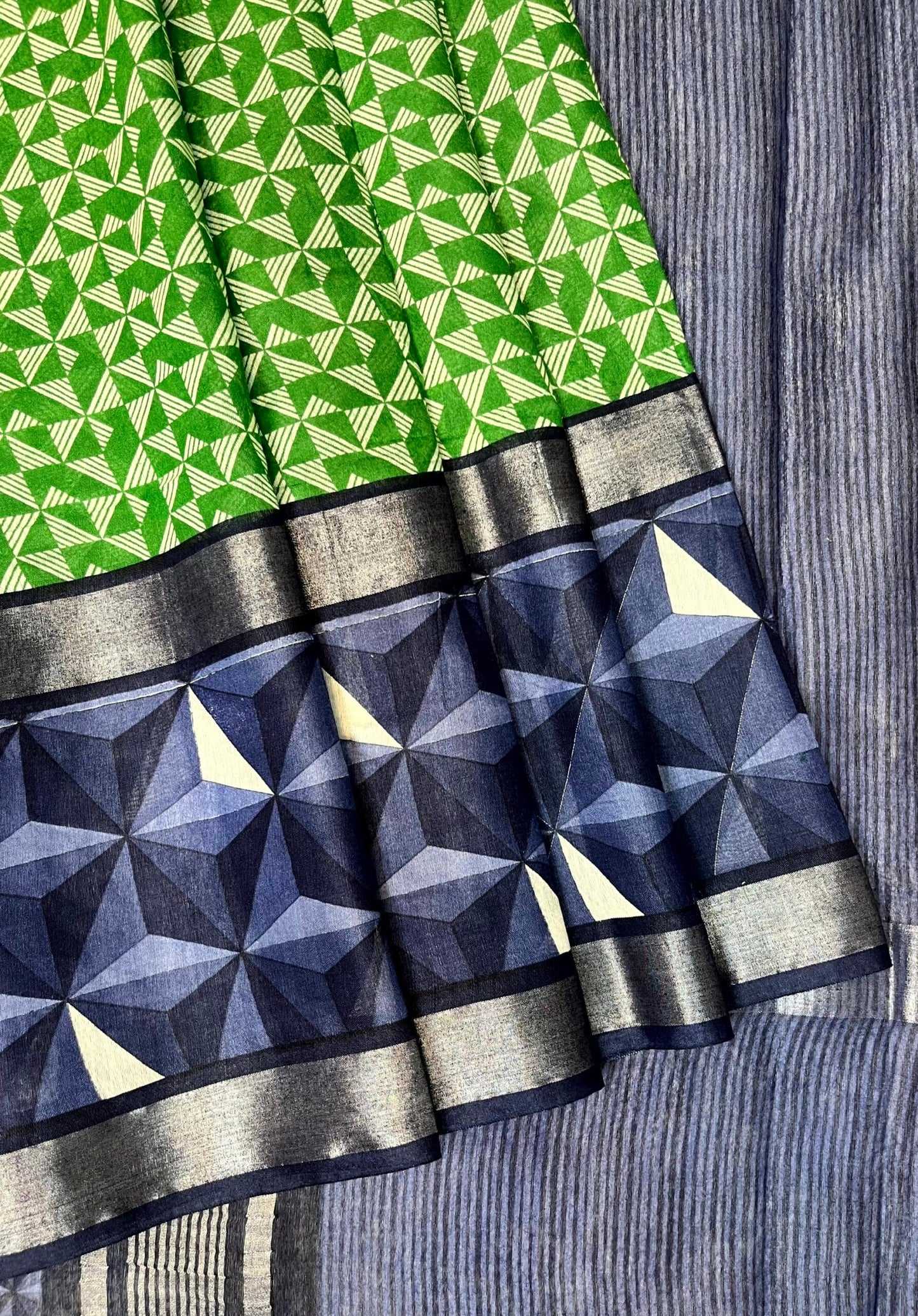 Green Viscose Silk Digital Print Zari Border with Body and Pallu Geometrical Design pr0132ds