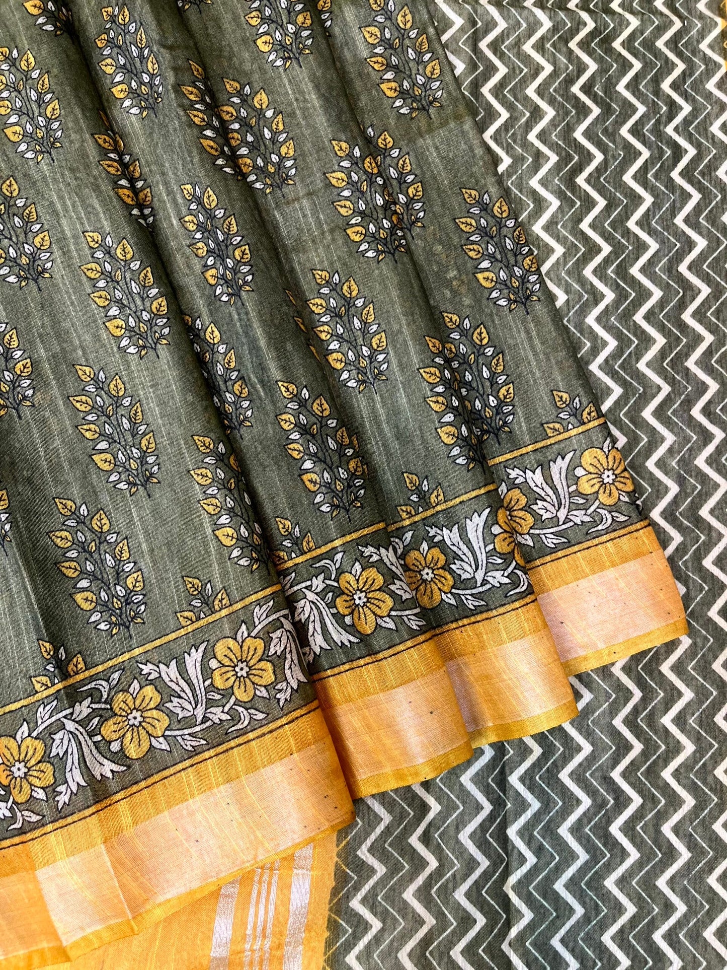 Grey Viscose Silk Digital Print Zari Border with Body and Pallu Floral Design pr0145ds