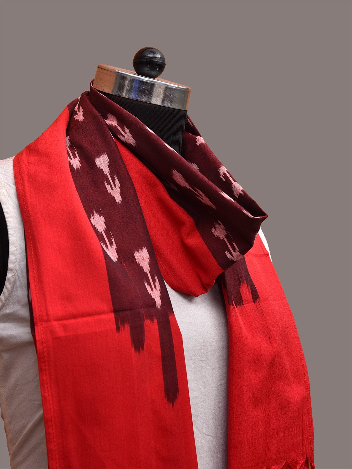 Red and Maroon Pochampally Ikat Cotton Handloom Stole with Arrowhead Design ds3648