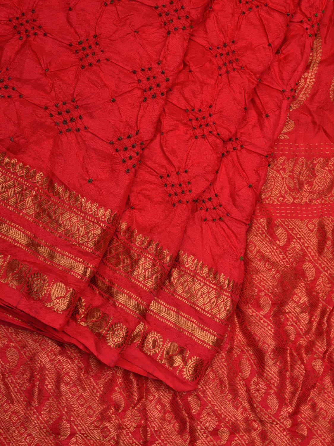 Red Bandhani Gadwal Silk Handloom Saree with Mango Pallu Design bn0391
