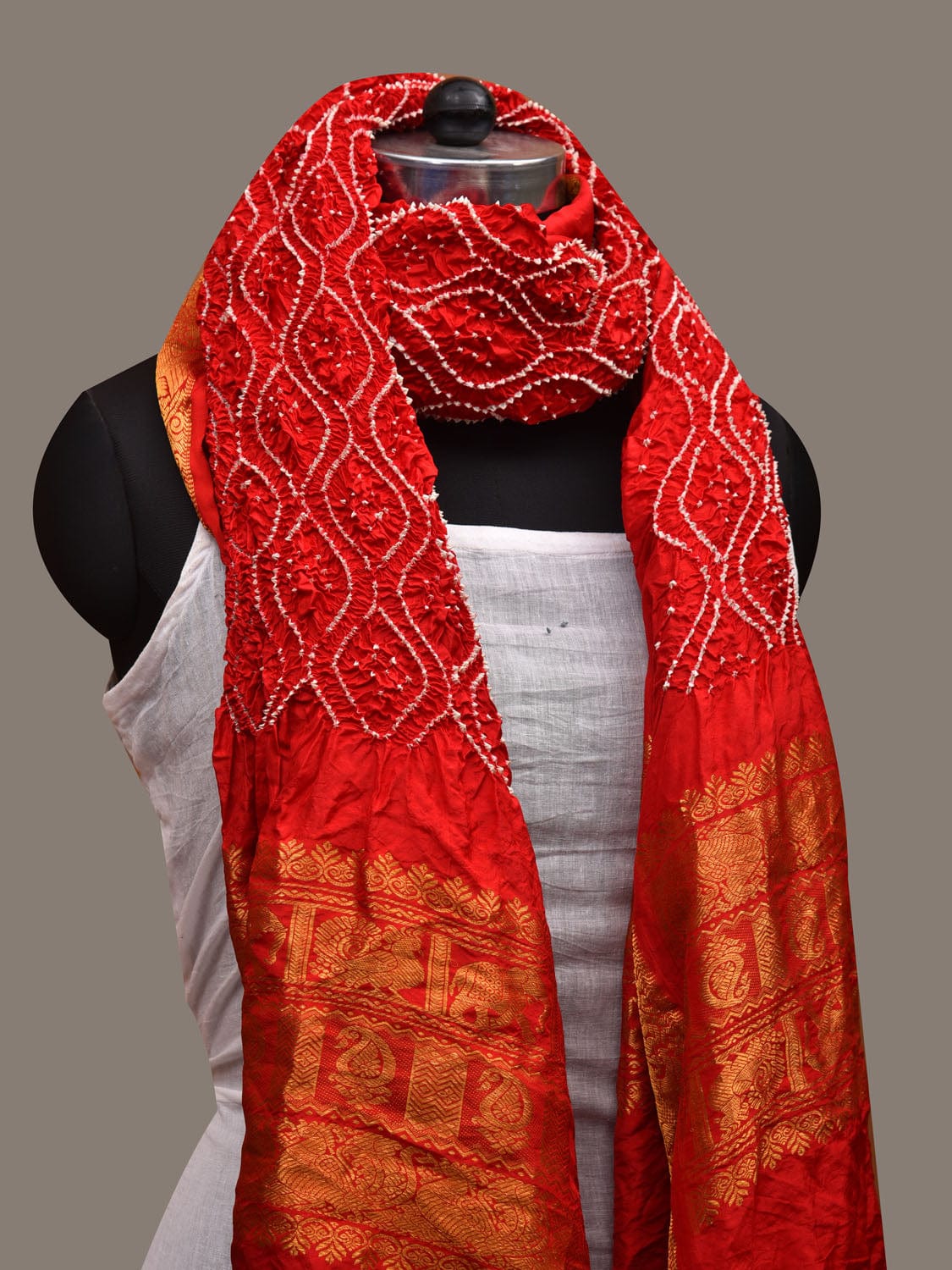 Red Bandhani Kanchipuram Silk Handloom Dupatta with Border Design ds2694