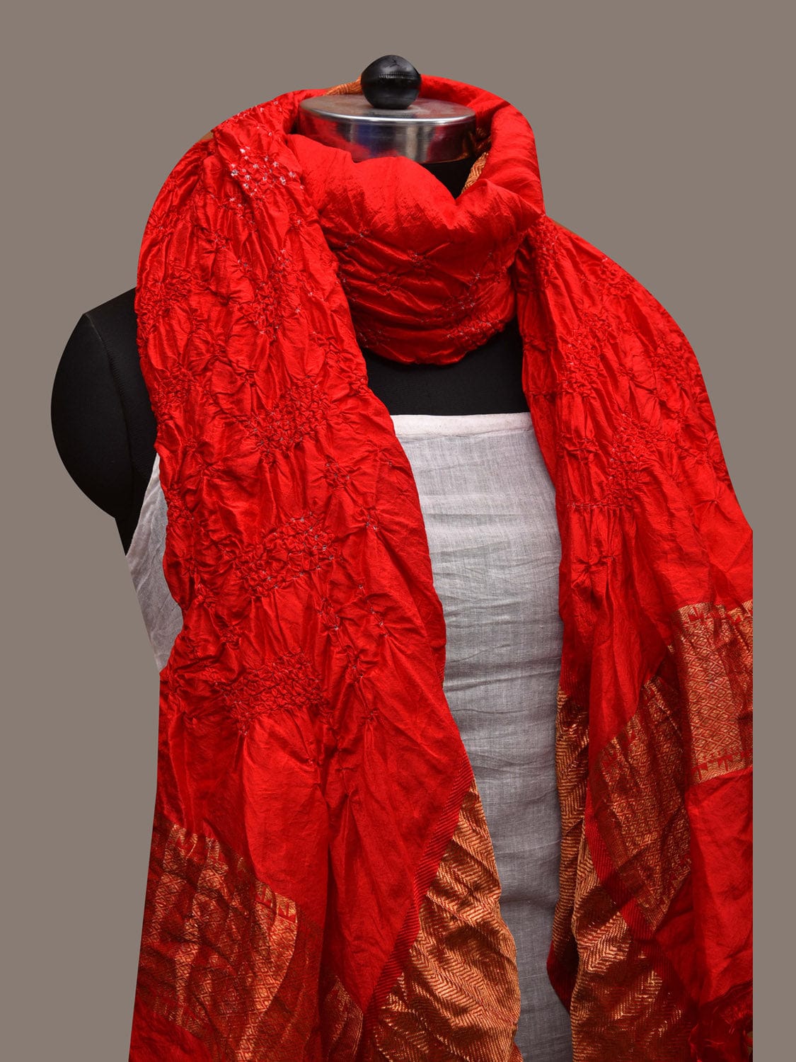 Red Bandhani Kanchipuram Silk Handloom Dupatta with Border Design ds2745