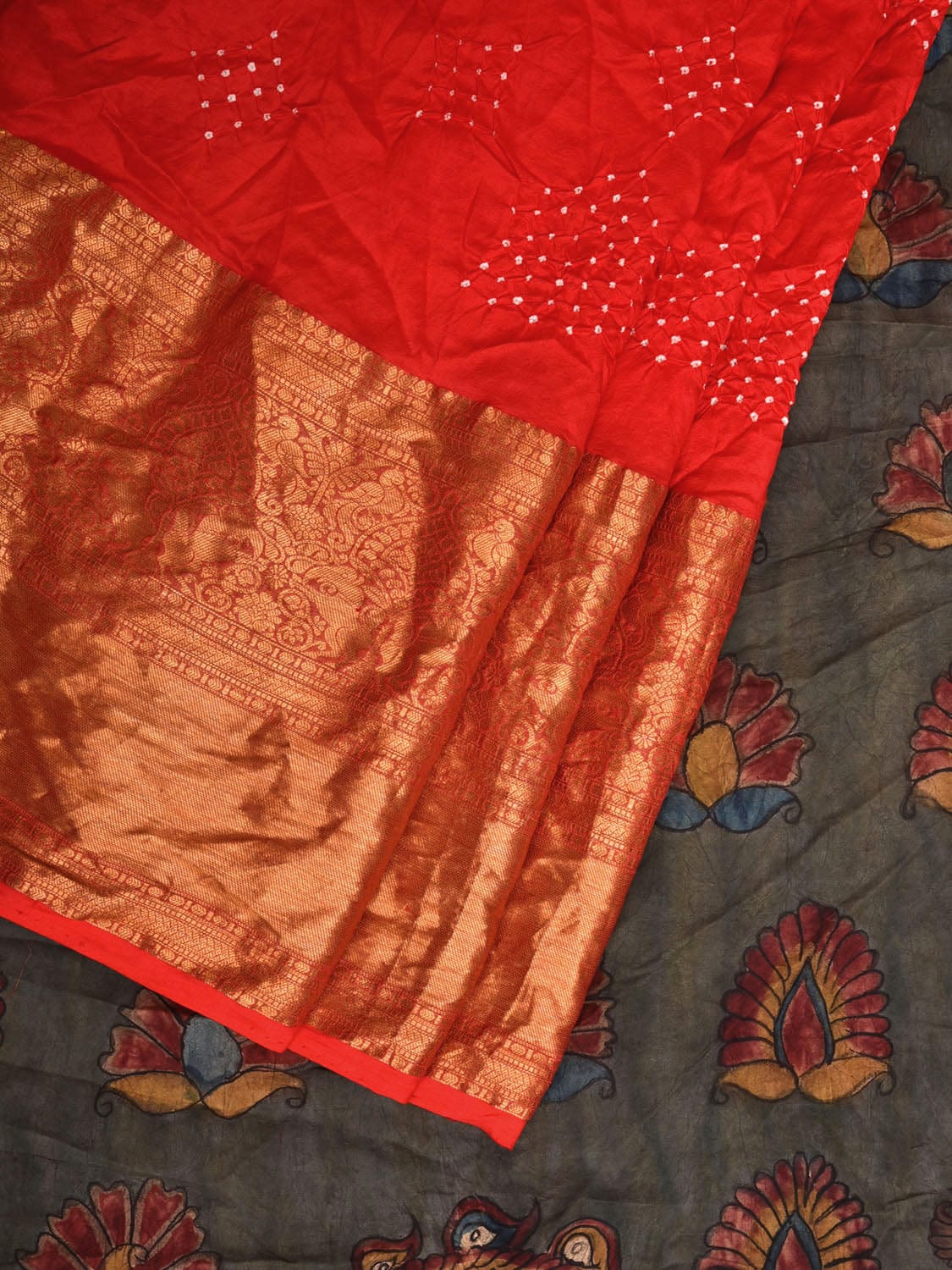 Red Bandhani Kanchipuram Silk Handloom Saree with Kalamkari Hand Painted Pallu and Blouse Design bn0404
