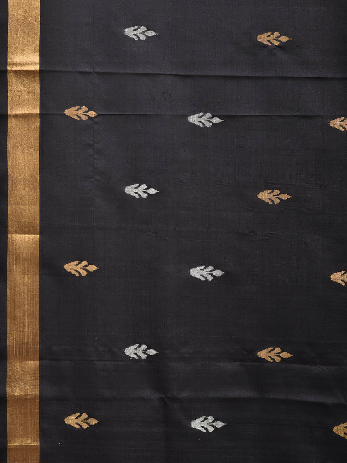 Black Uppada Pure Silk Handloom Saree with Floral Pallu Design u2548