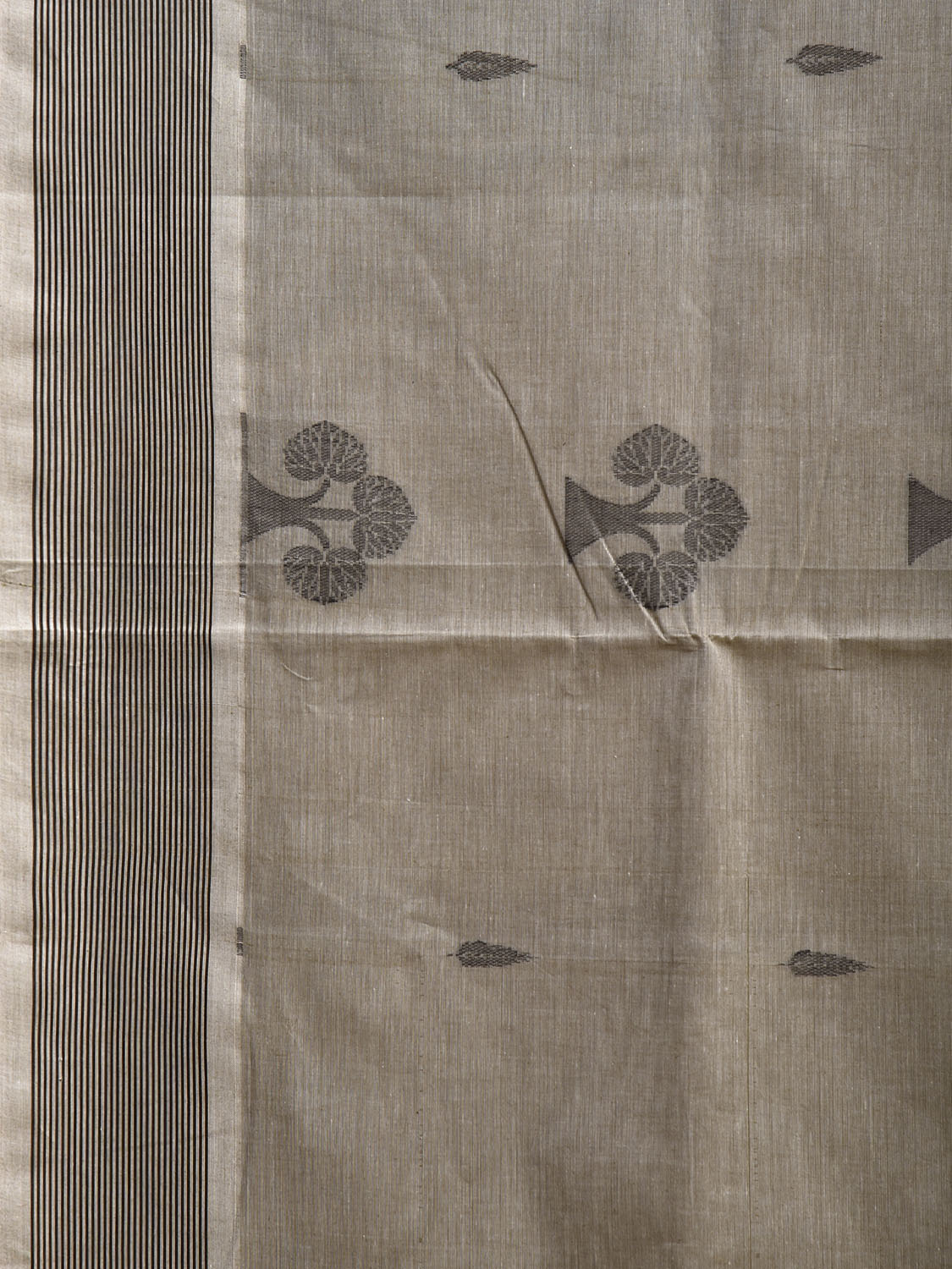 Grey Venkatagiri Cotton Saree with Tree Buta and Pallu Design v0295