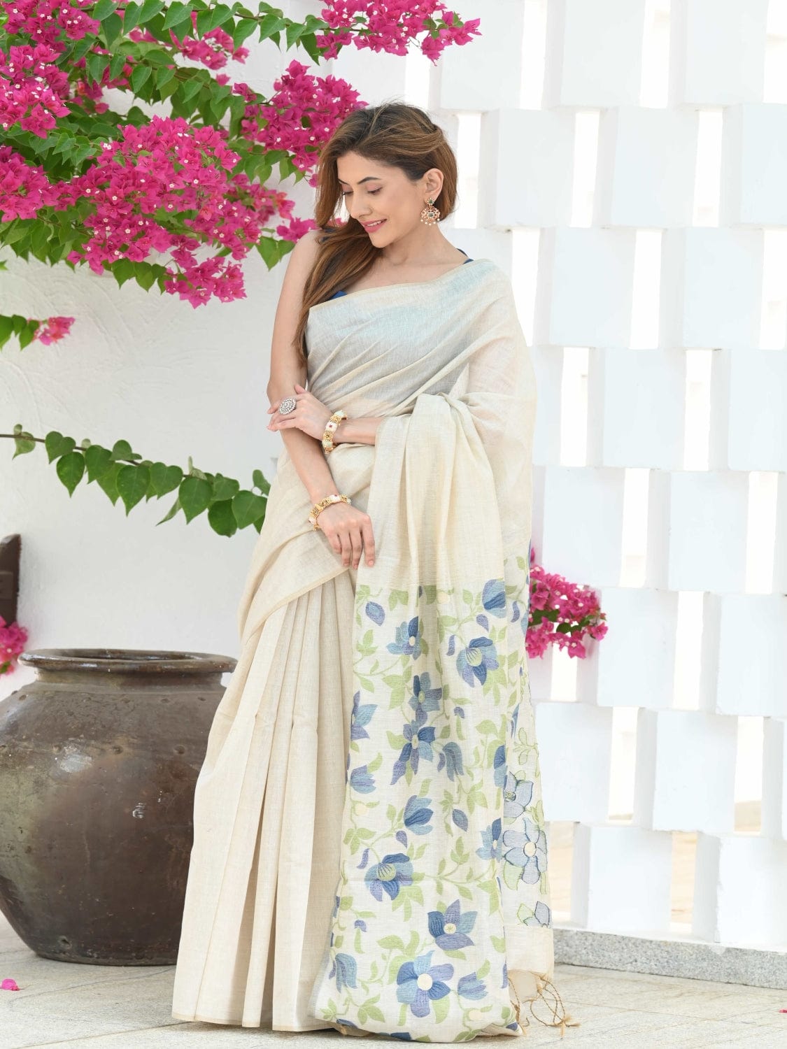 White and Blue Dhakai Jamdani Cotton Viscose Saree with Floral Pallu Design dj0119