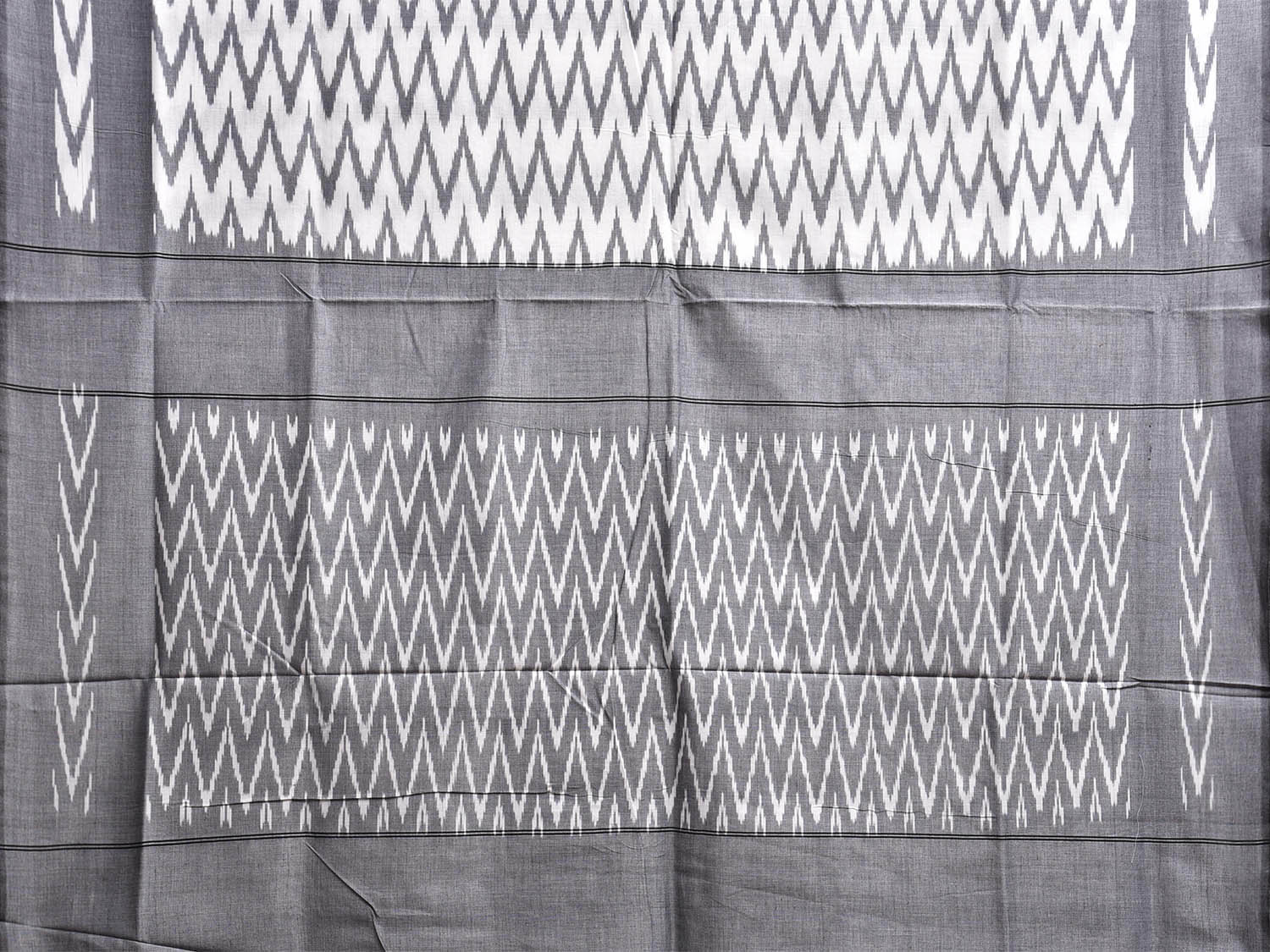 White and Grey Pochampally Ikat Cotton Handloom Saree with All Over Zig-Zag Design No Blouse i0905