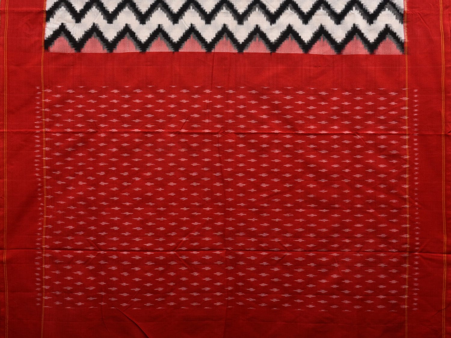 White and Red Pochampally Ikat Cotton Handloom Saree with Zig-Zag Design i0688