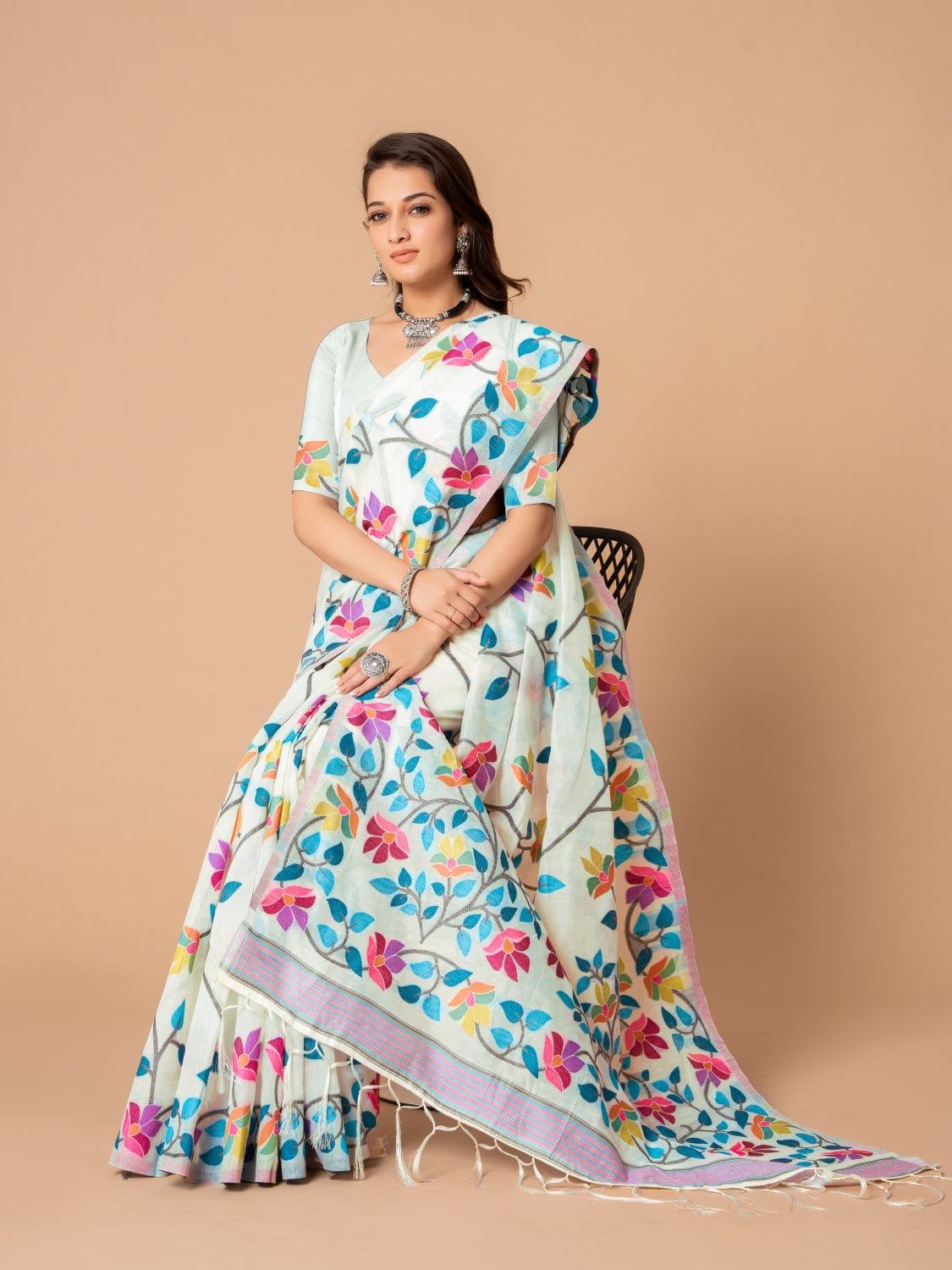 White Dhakai Jamdani Cotton Viscose Saree with Floral Border and Pallu Design dj0105