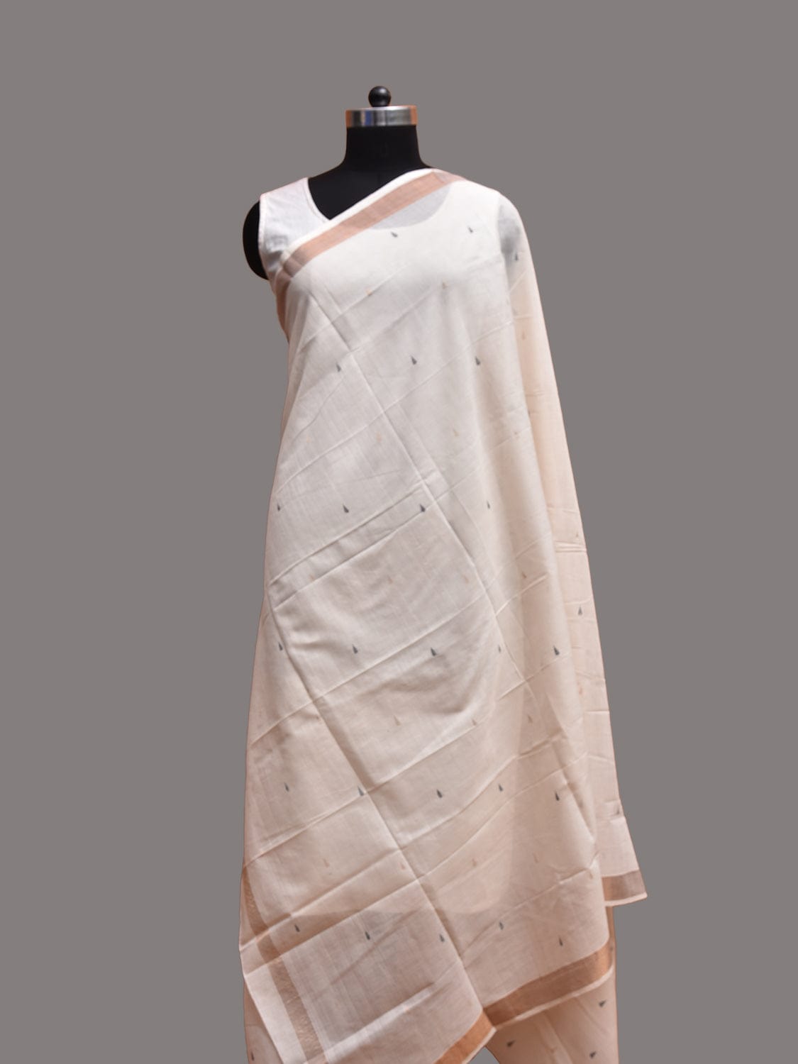 White Uppada Cotton Handloom Saree with Small Buta Design ds3738